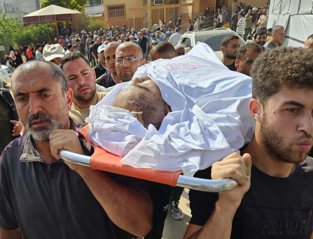 جنگ غزه: پس از مرگ 9 فرزند، پدر خانواده نیز جان باخت. تشییع جنازه حمدی النجار (عکس: خبرگزاری فرانسه)