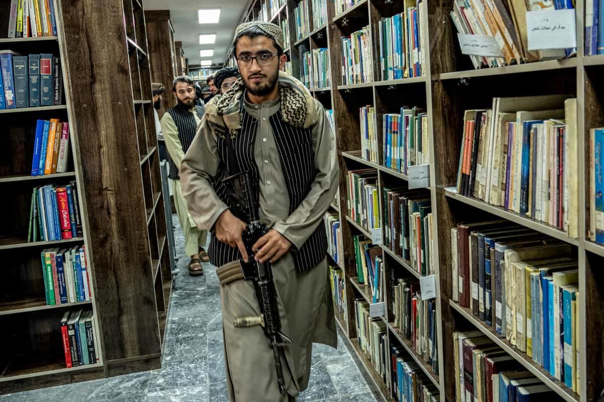 این عکس که در تاریخ ۱۹ مه ۲۰۲۵ گرفته شده است، یک پرسنل امنیتی طالبان را نشان میدهد که پس از یک رویداد در کتابخانه عمومی مرکزی در کابل در حال خروج است. از زمان معامله میدان جنگ با تالارهای قدرت افغانستان، برخی از اعضای طالبان نیز سلاح های خود را با قلم عوض کرده اند تا نسخه خود را از درگیری ۲۰ ساله با نیروهای غربی بیان کنند، کسانی که آنها را متهم به تحریف "واقعیت" می کنند. (عکس از وکیل کوهسار / خبرگزاری فرانسه) / همراه با 'AFGHANISTAN-LITERATURE-CONFLICT'، تمرکز توسط کلر گونون