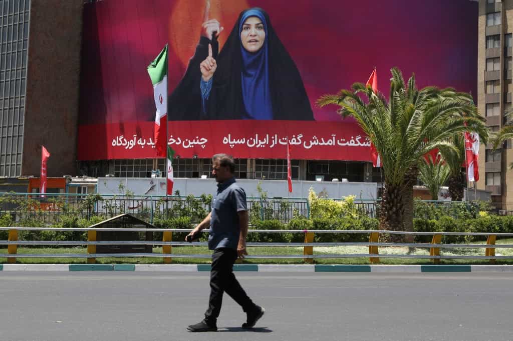 تهران، ایران - ۱۷ ژوئن: تصویری از بنر سحر امامی، مجری تلویزیون دولتی ایران، که در جریان حمله اسرائیل بهصورت زنده هدف قرار گرفت، در میدان ولیعصر تهران، ایران، در تاریخ ۱۷ ژوئن ۲۰۲۵. امامی در کشور بهعنوان «قهرمان» معرفی شد. فاطمه بهرامی / آنادولو (عکس از فاطمه بهرامی / آنادولو / آنادولو از طریق خبرگزاری فرانسه)