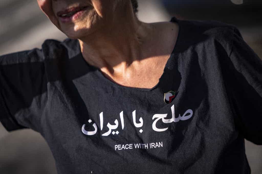 زنی که روی تی شرت سیاهش نوشته صلح با یاران