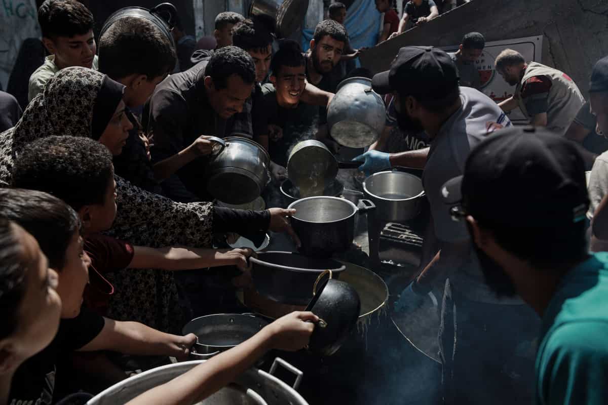 در تاریخ ۲۷ ژوئن ۲۰۲۵، در محله ناصر، غذای گرم بین فلسطینی‌هایی که به دلیل حملات مداوم اسرائیل به غزه و محاصره با گرسنگی دست و پنجه نرم می‌کنند، توزیع می‌شود.