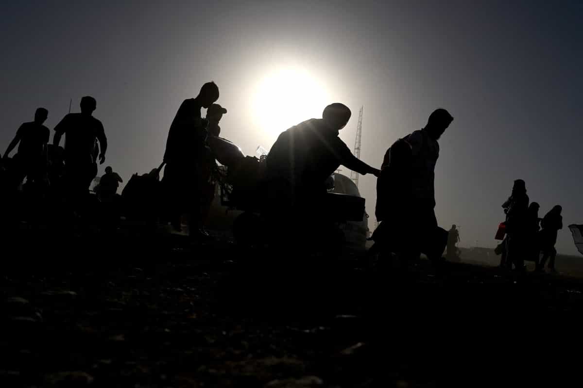 پناهندگان افغان پس از اخراج از ایران، در تاریخ ۲۸ ژوئن ۲۰۲۵، پس از رسیدن به نقطه صفر مرزی اسلام قلعه بین افغانستان و ایران، وسایل خود را حمل میکنند.