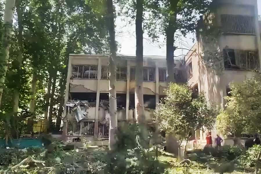 نمایی از ساختمان اداری زندان اوین که پس از حمله اسرائیل تخریب شده است.