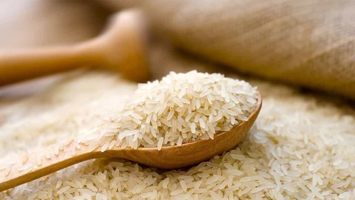 برنج و یک قاشق چوبی پر از برنج