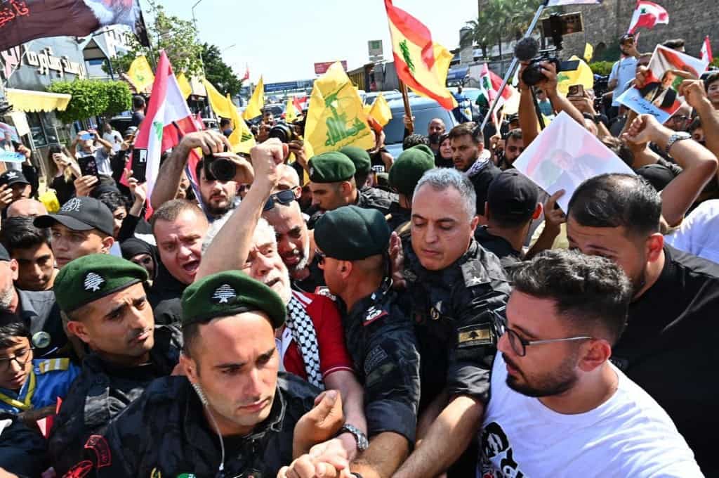 جورج ابراهیم عبدالله، فعال لبنانی (مرکز تصویر)، پس از گذراندن ۴۱ سال در زندان‌های فرانسه، در پی محکومیتش در دهه ۱۹۸۰ به دلیل ترور یک دیپلمات اسرائیلی و یک دیپلمات آمریکایی و اتهامات مربوط به داشتن غیرقانونی سلاح، در ۲۵ ژوئیه ۲۰۲۵ وارد بیروت شد. ده‌ها تن از حامیان او در ورودی فرودگاه بین‌المللی رفیق حریری بیروت و در نزدیکی سالن VIP تجمع کردند تا از عبدالله استقبال کنند. او در میان شعارهای شادی و تشویق، از محوطه ورودی اسکورت شد.