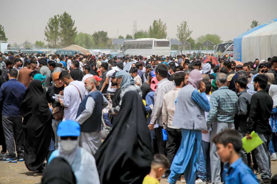 در تصویر، جمعیت انبوهی از مهاجران افغانستانی در کنار اتوبوسهایی که آنها را مرز اسلامقلعه رساندهاند، دیده میشود.