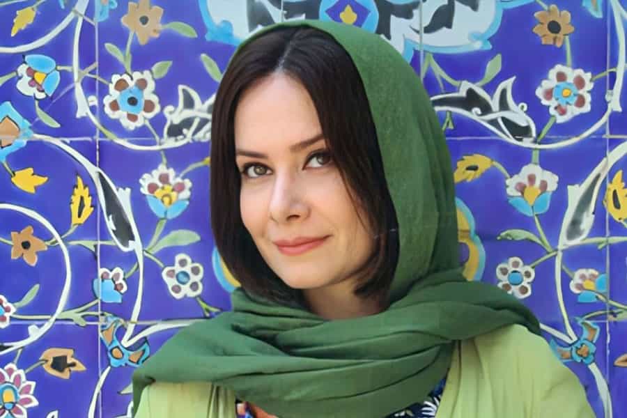 تصویری از چهره مینا مشهدی مهدی. پست او کاشی‌کاری ایرانی دیده می‌شود.
