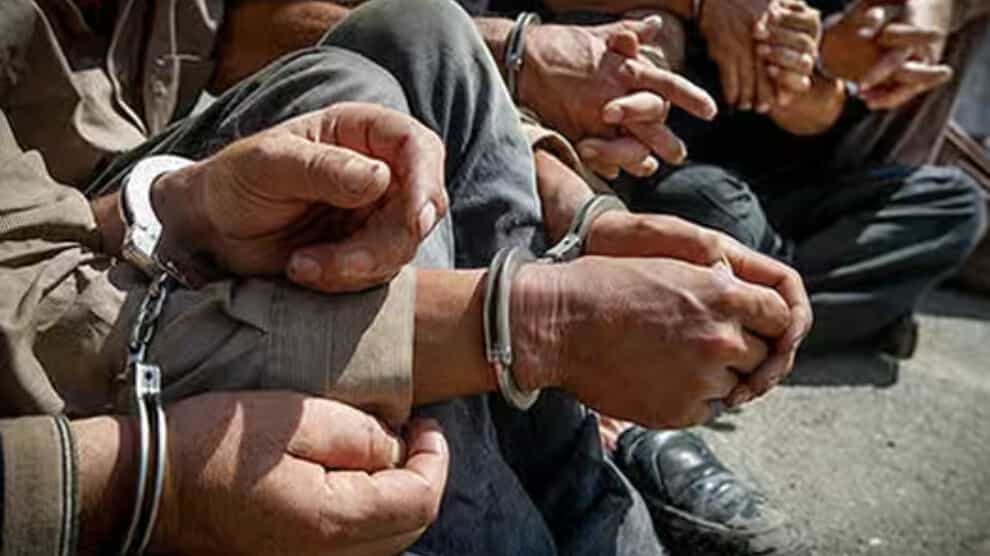 دستان مردانی دستگیر شده اند