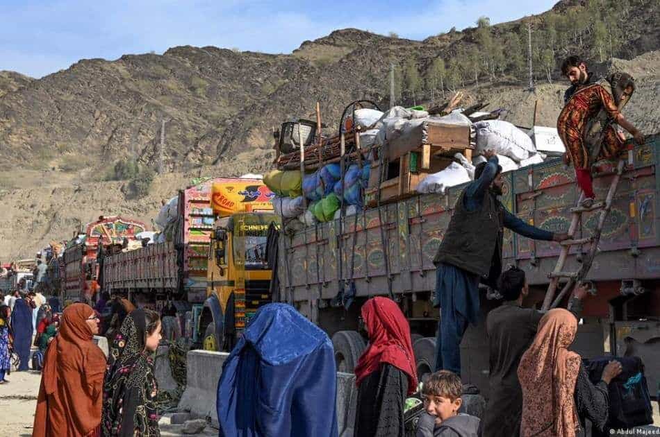 وسایل خانه مهاجران افغان در کامیون