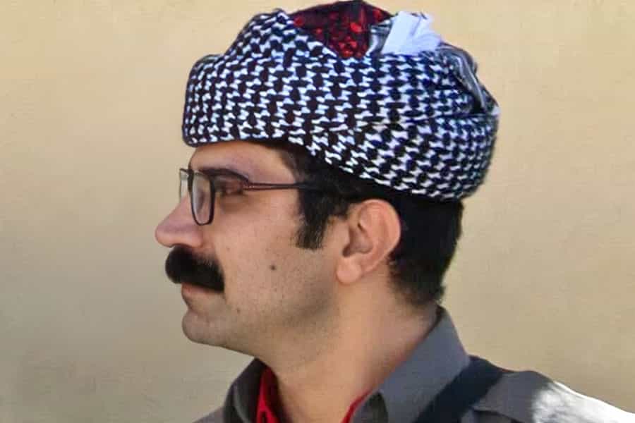 تصویری از نیمرخ منصور رحیمی با لباس کُردی