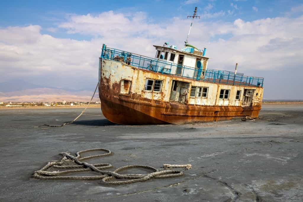 . یک کشتی در نمکزارهای رو به رشد دریاچه ارومیه