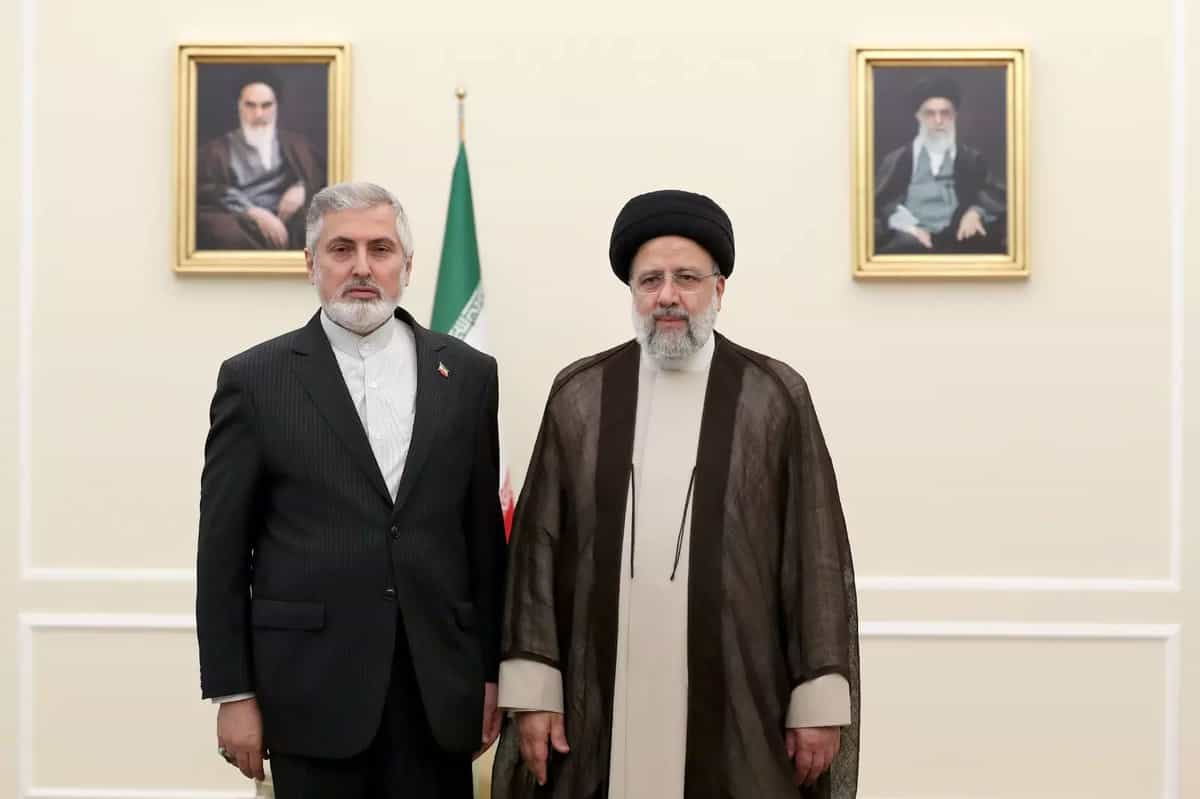 ابراهیم رئیسی در کنار احمد صادقی، سفیر جمهوری اسلامی در استرالیا- وزارت خارجه