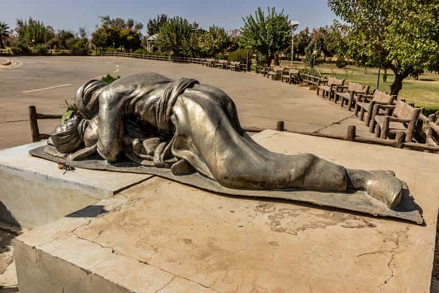 مجسمه پدری که در جریان حملات شیمیایی به حلبچه فرزندش را در آغوش کشیده و از او محافظت میکند.