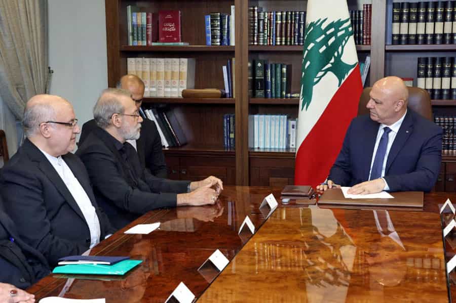 علی لاریجانی، دبیر شورای عالی امنیت ملی ایران در کنار همراهان خود پشت یک میز با ژوزف عون، رئیسجمهور لبنان نشسته است. پشت سر آنها پرچم لبنان دیده میشود.