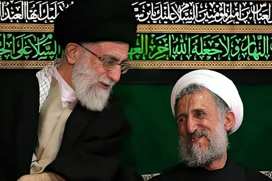 کاظم صدیقی در کنار علی خامنه‌ای نشسته است و هر دو می‌خندند.