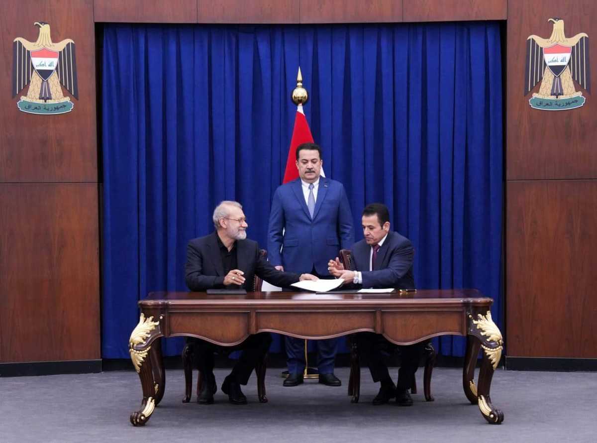 علی لاریجانی، دبیر شورای عالی امنیت ملی ایران، در بغداد (۲۰ مرداد ۱۴۰۴)، امضای تفاهم‌نامه امنیتی مشترک میان ایران و عراق