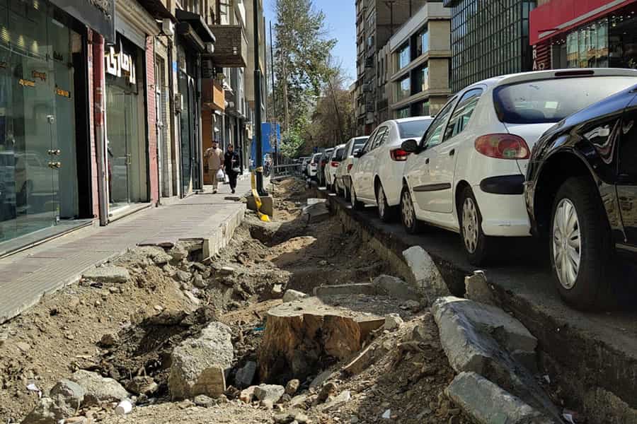تصویر جای خالی و کنده شده ی درختان خیابان فلسطین تهران را نشان می دهد.
