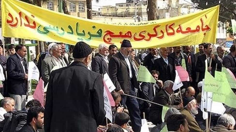 تجمع کارگران با بنری که روی آن نوشته شده: 728632