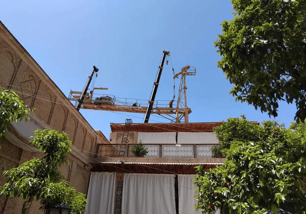 در کشاکش با جرثقیل. خانه صدرایی در شیراز. عکس: ایلنا