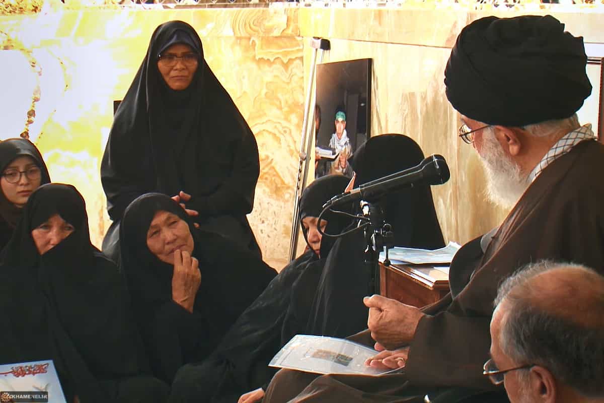 دیدار علی خامنهای با خانوادههای کشتهشدههای افغانستانی در جنگ داخلی سوریه- وبسایت علی خامنهای