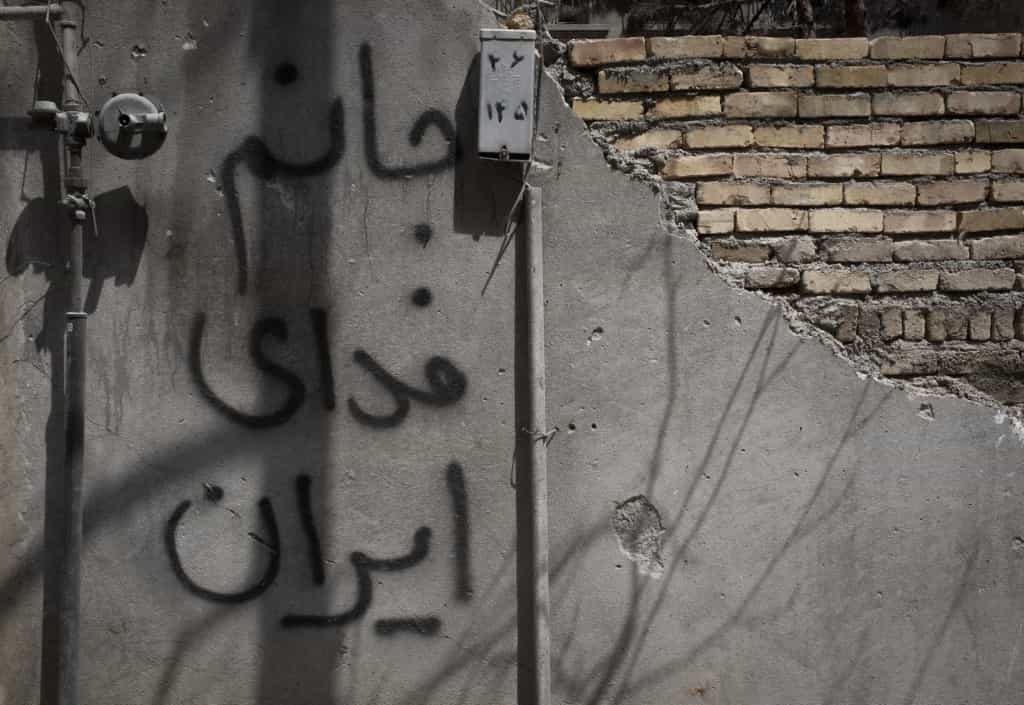 تصویری از یک نوشته فارسی که می‌گوید: «جانم را فدای ایران می‌کنم»، بر روی دیوار تخریب‌شده ساختمانی در یک منطقه مسکونی در مرکز شهر تهران، ایران، در تاریخ ۲۶ مرداد ۱۴۰۴ خورشیدی (۱۶ اوت ۲۰۲۵ میلادی) دیده می‌شود.