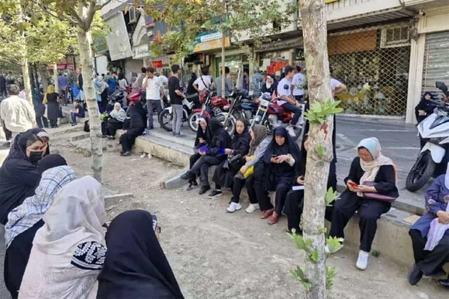 ازدحام اتباع افغانستانی در مقابل دفاتر امور اتباع در تهران