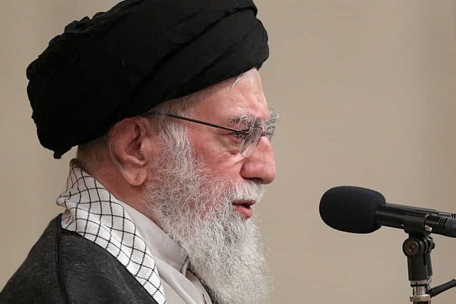 چهره علی خامنه‌ای از نزدیک و نیم‌رخ، پشت میکروفون