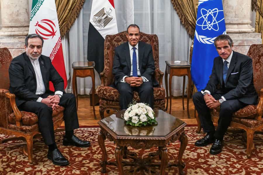 بدر عبدالعاطی، وزیر امور خارجه مصر در کنار عباس عراقچی، همتای ایرانی خود و رافائل گروسی، مدیرکل آژانس بین‌المللی انرژی اتمی نشسته است. پشت سر آن‌ها پرچم‌های جمهوری اسلامی، آژانس بین‌المللی انرژی اتمی و مصر دیده می‌شود.