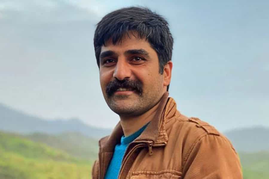 تصویری خندان از چهره سامان غزالی، روزنامهنگار و فعال مدنی کُرد