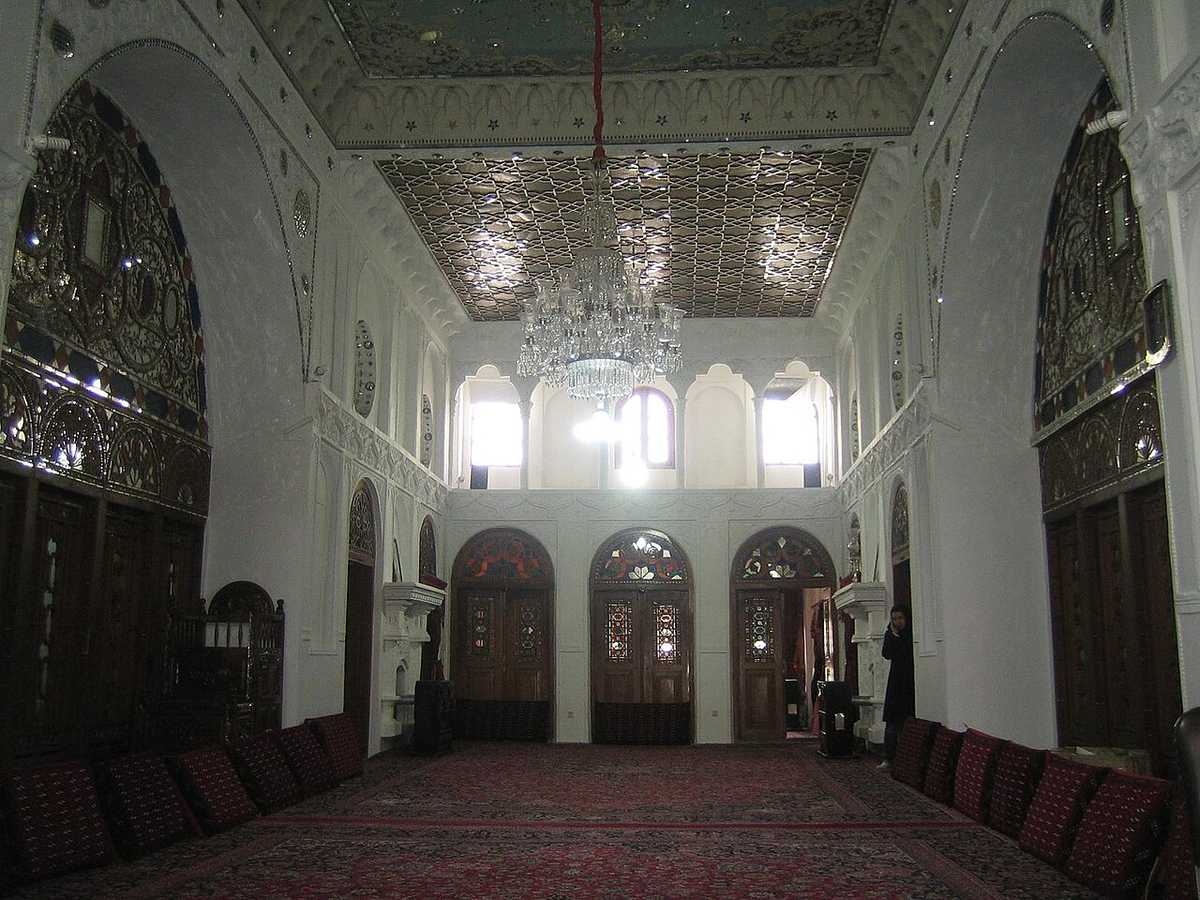 تالار میانی حسینیه امینی‌ها در قزوین (عکس: ویکی‌پدیا)