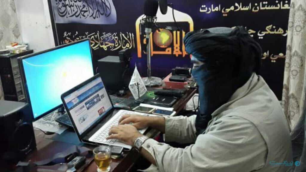 یک عضو طالبان در حال استفاده از اینترنت- پیوست