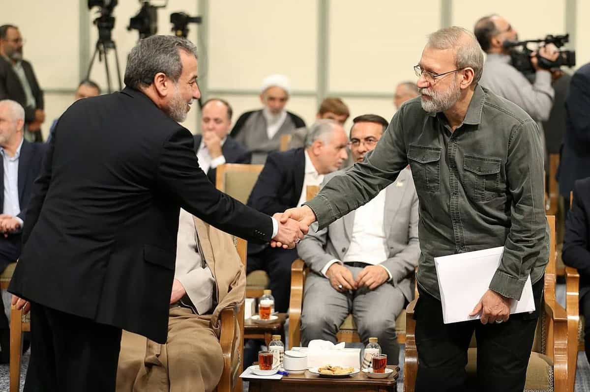 علی لاریجانی و عباس عراقچی در دیدار روز یکشنبه ۱۶ شهریور ۱۴۰۴ علی خامنهای و هیات دولت- وبسایت علی خامنهای