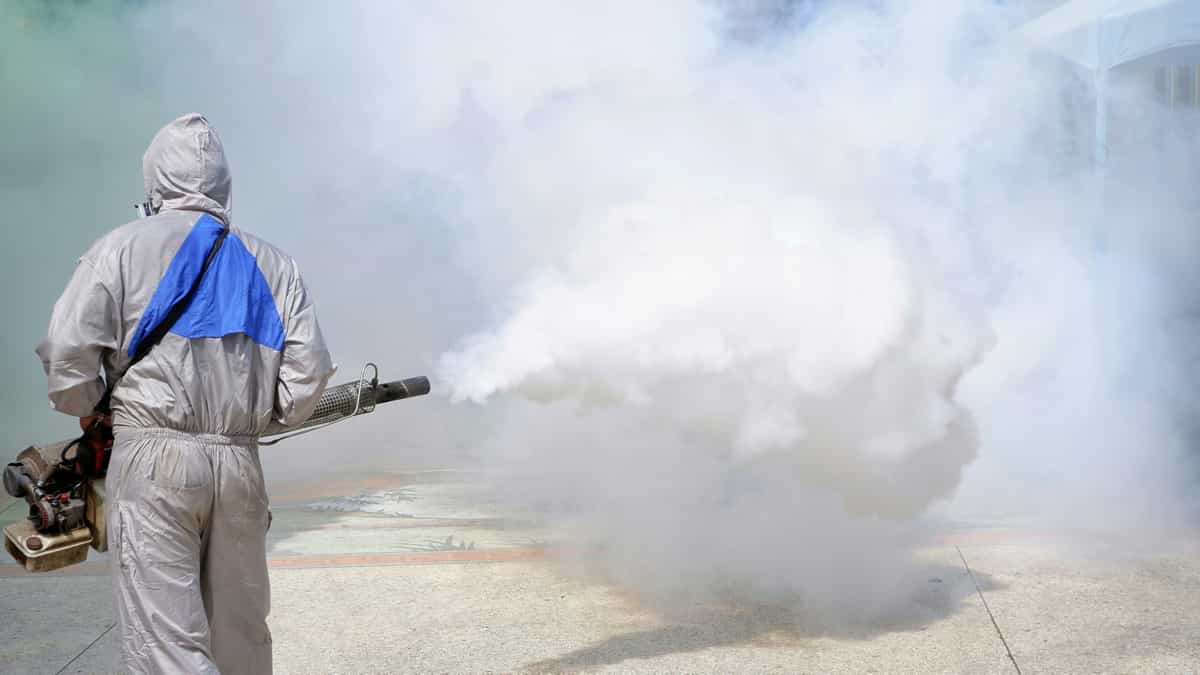 کنترل ناقل که شامل سمپاشی و مه‌پاشی (Fogging & Spraying) در مناطق آلوده می‌شود، از اقداماتی‌ست که حتما باید انجام شود. اما این اقدامات به منابع مالی نیاز دارد که در اختیار نیست. (عکس: شاتر استاک)