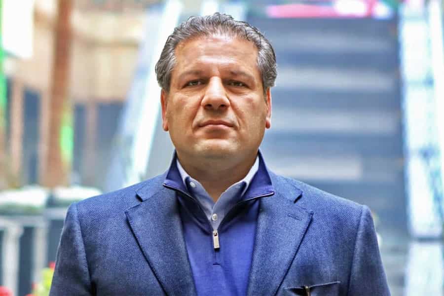 تصویری از چهره علی انصاری، ابرثروتمند و بانکدار ایرانی