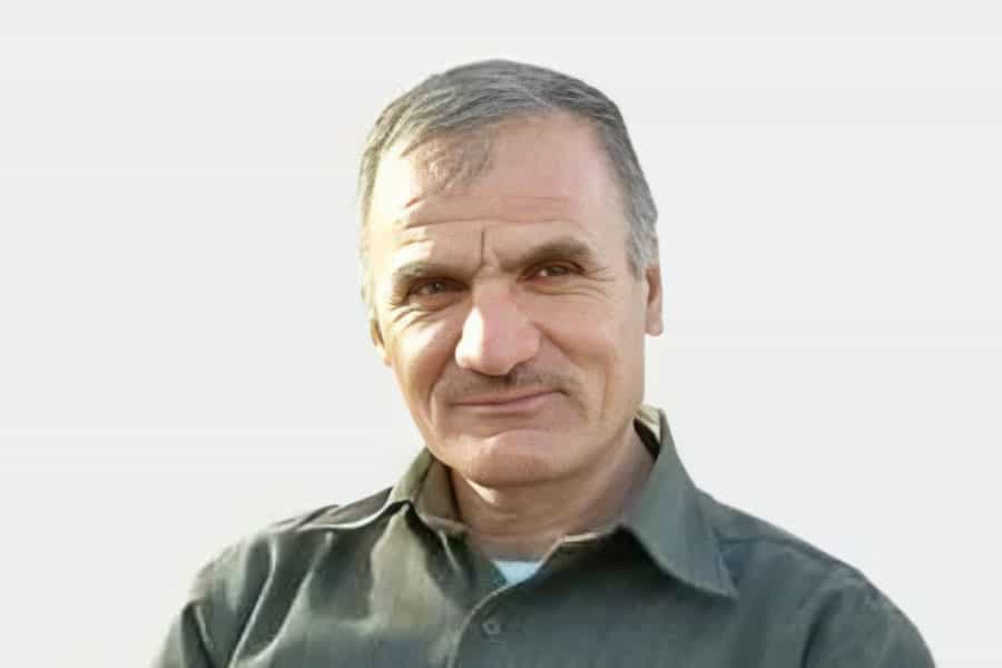 تصویری از چهره ایوب پرکار که رو به دوربین لبخند زده است.