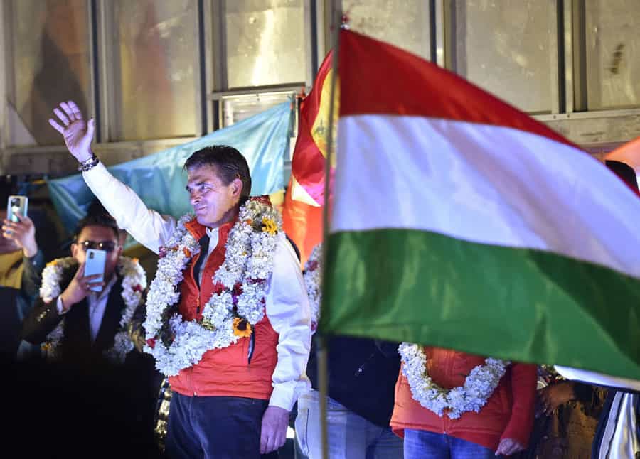 رودریگو پاز پس از پیروزی در دور دوم انتخابات ریاست جمهوری بولیوی به طرفداران خود ابراز احساسات می‌کند. او در کنار پرچم بولیوی دست تکان می‌دهد.