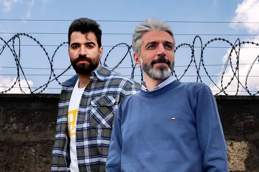 چهره‌های احسان رستمی (راست) و رامین رستمی، دو فعال فرهنگی کرد. پشت سر آن‌ها سیم‌های خاردار زندان دیده می‌شود.