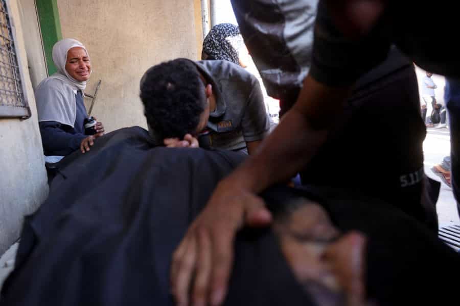 دوستان و خویشاوندان بر پیکر مردی که در حمله اسرائیل کشته شد، گریه می‌کنند