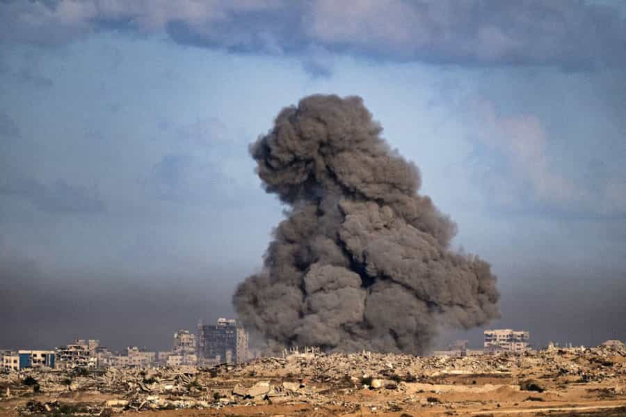 نمایی دور از غزه که پس یک حمله هوایی اسرائیل دود عظیم و غلیظی از مناطق مسکونی آن به آسمان برخاسته است.