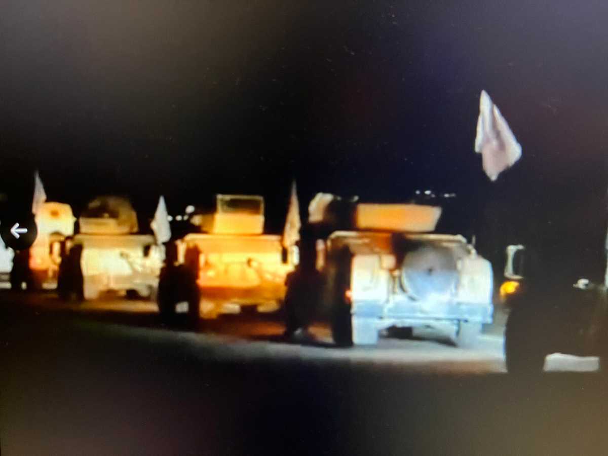 چندین ماشین در جاده