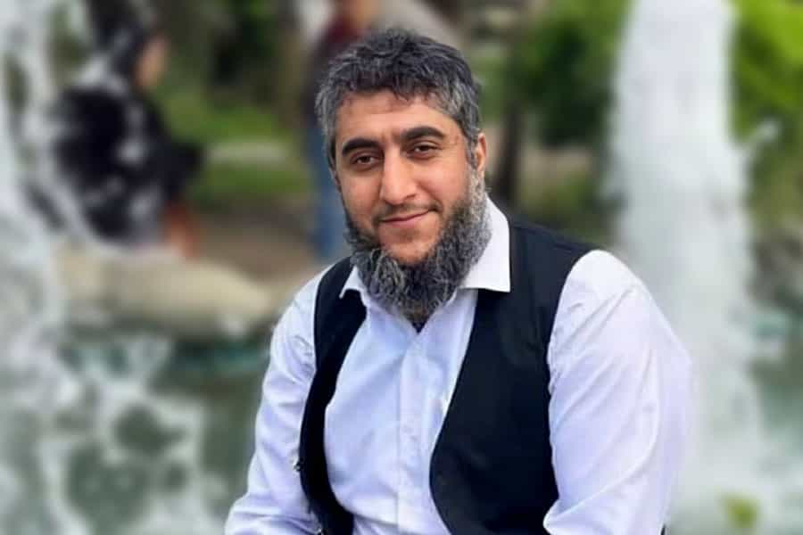 مسعود نظری در حالی‌که می‌خندد به دوربین نگاه کرده است.