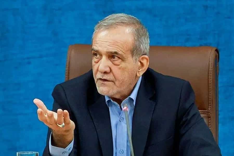 چهره مسعود پزشکیان در حال سخنرانی