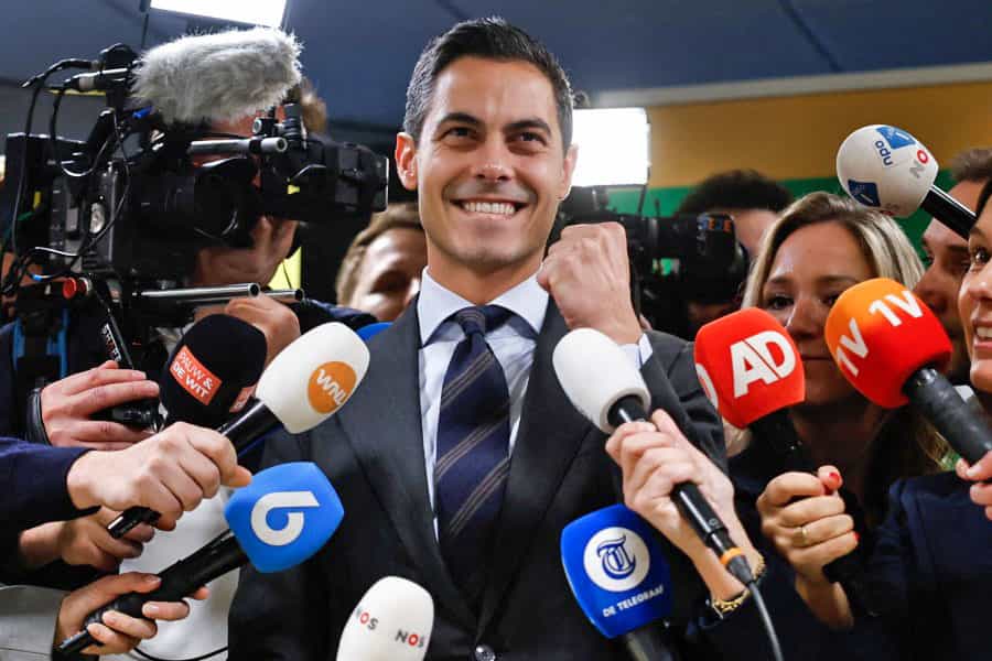 روب یتن، رهبر حزب «دموکرات‌های ۶۶» هلند در کنار خبرنگاران مشت خود را به نشانه‌ی پیروزی بلند کرده است.