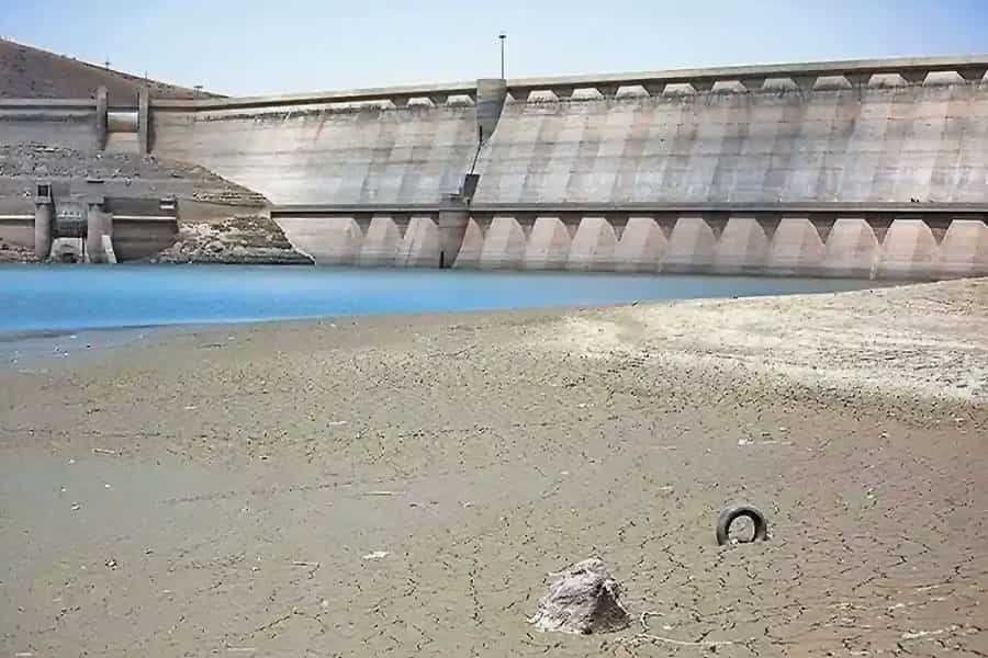 تصویری از وضعیت یک سد در ایران که آب در آن بسیار کم است.