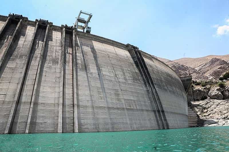 تصویری از وضعیت یک سد در ایران که آب در آن کم است.