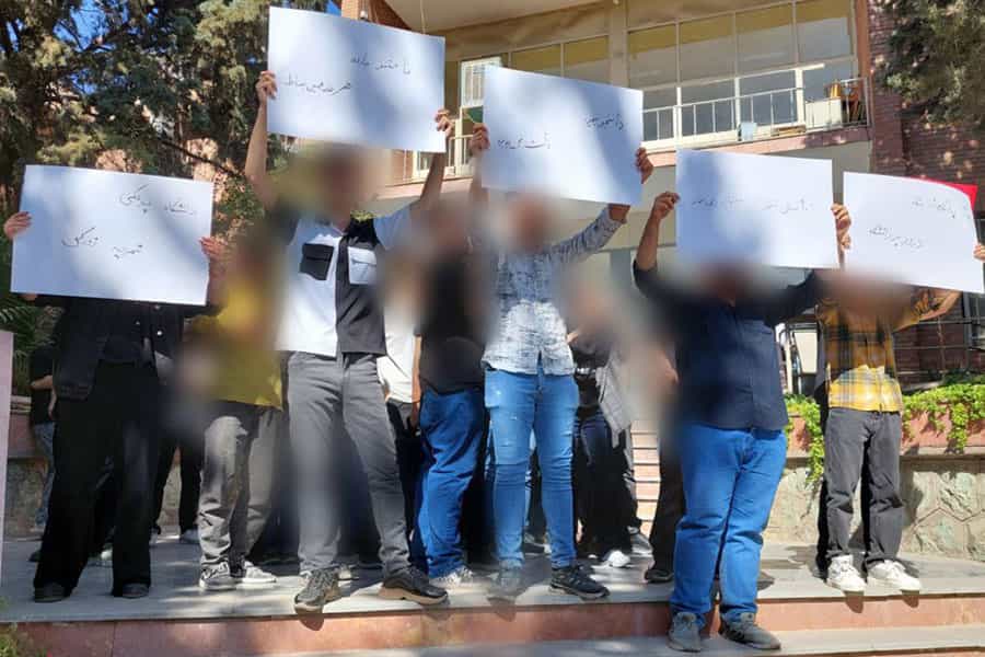 چند دانشجوی معترض پلاکاردهایی در دست گرفته‌اند که روی آن‌ها از جمله نوشته شده: «دانشجو می‌میرد، ذلت نمی‌پذیرد»، «دانشگاه پولکی، شهریه زورکی»، «تا حقمو نداده، هر روز همین بساطه» و «نه پادگان، نه بنگاه، درود بر دانشگاه».