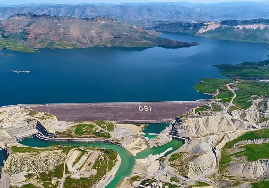 ترکیه شاید مانند عربستان سعودی از منابع نفتی بزرگی برخوردار نباشد، اما کنترل آنکارا بر حوضه دجله و فرات بسیار یالا است. در واقع، این نفوذ را میتوان گزینه محوری ترکیه توصیف کرد.