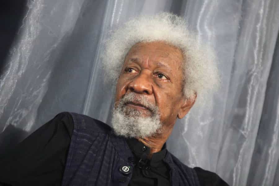 چهره وله سوینکا با مو و ریش سفید