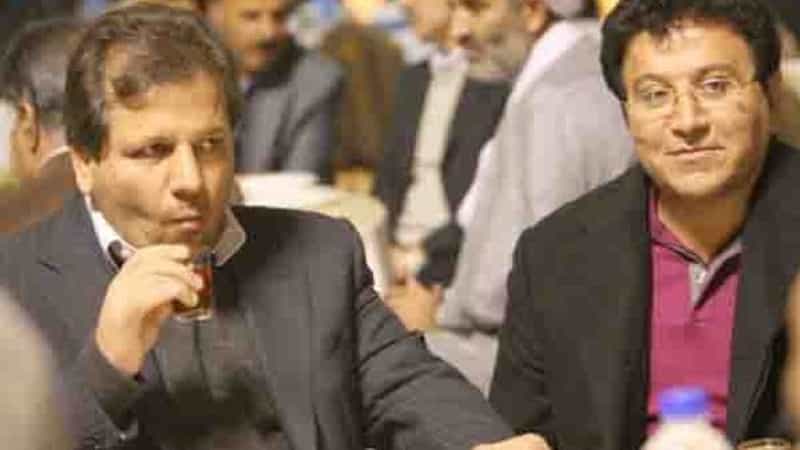 علی انصاری در کنار حسین هدایتی که به جرم فساد اقتصادی زندانی شد.