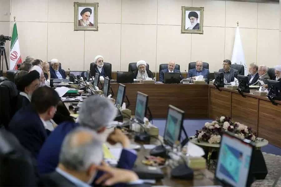 تصویری از نشست مجمع تشخیص مصلحت نظام ـ مسئولان دور تا دور نشسته‌اند.